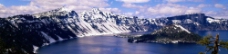 冰雪覆盖的火山湖图片