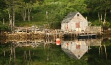 湖边小木屋图片