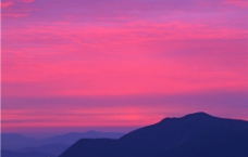 夕阳下的山峰图片