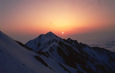 夕阳下的雪山图片