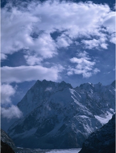 雪山蓝天白云图片