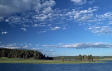 蓝天白云树林河流图片