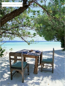 沙滩桌子椅子图片
