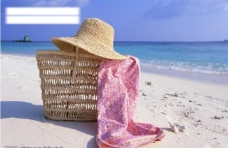 海滩上的草帽篮子图片